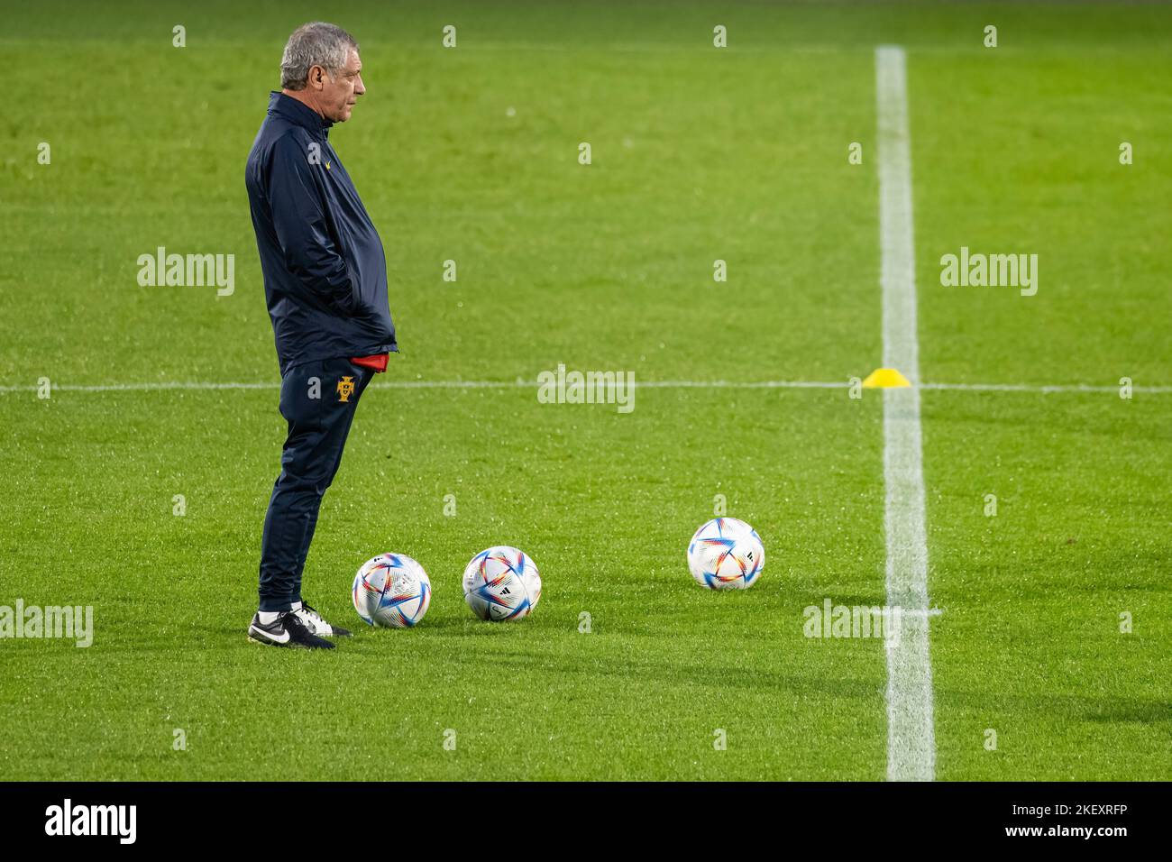 Oeiras, Portogallo. 14th Nov 2022. Il capo allenatore portoghese Fernando Santos visto durante la sessione di allenamento al campo di allenamento Cidade do Futebol. La squadra di calcio portoghese si allena per la prima volta prima di partecipare alla Coppa del mondo FIFA 2022, che inizierà il 20th novembre. Credit: SOPA Images Limited/Alamy Live News Foto Stock