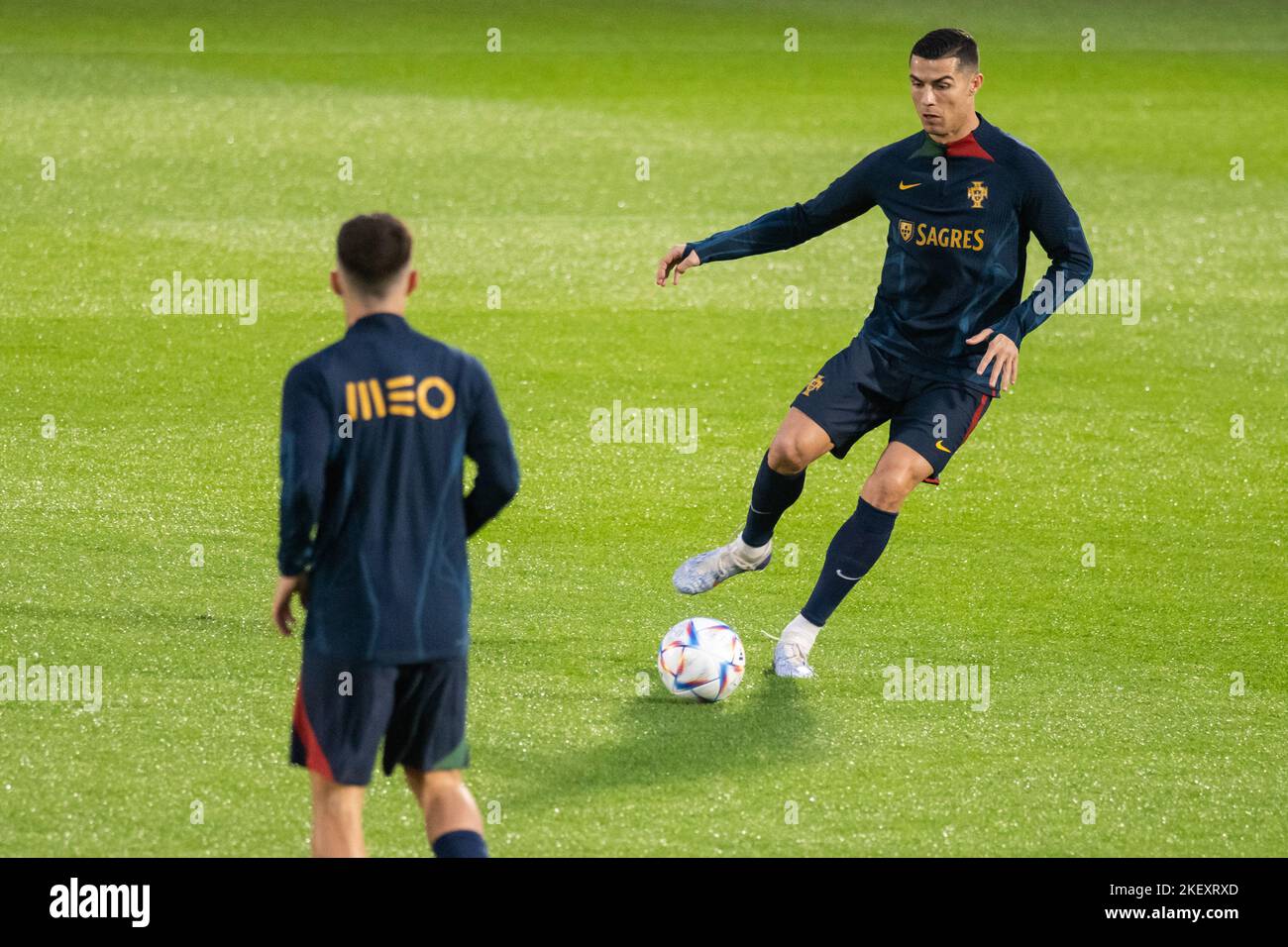 Oeiras, Portogallo. 14th Nov 2022. Cristiano Ronaldo (R) visto in azione durante la sessione di allenamento al campo di allenamento Cidade do Futebol. La squadra di calcio portoghese si allena per la prima volta prima di partecipare alla Coppa del mondo FIFA 2022, che inizierà il 20th novembre. (Foto di Hugo Amaral/SOPA Images/Sipa USA) Credit: Sipa USA/Alamy Live News Foto Stock