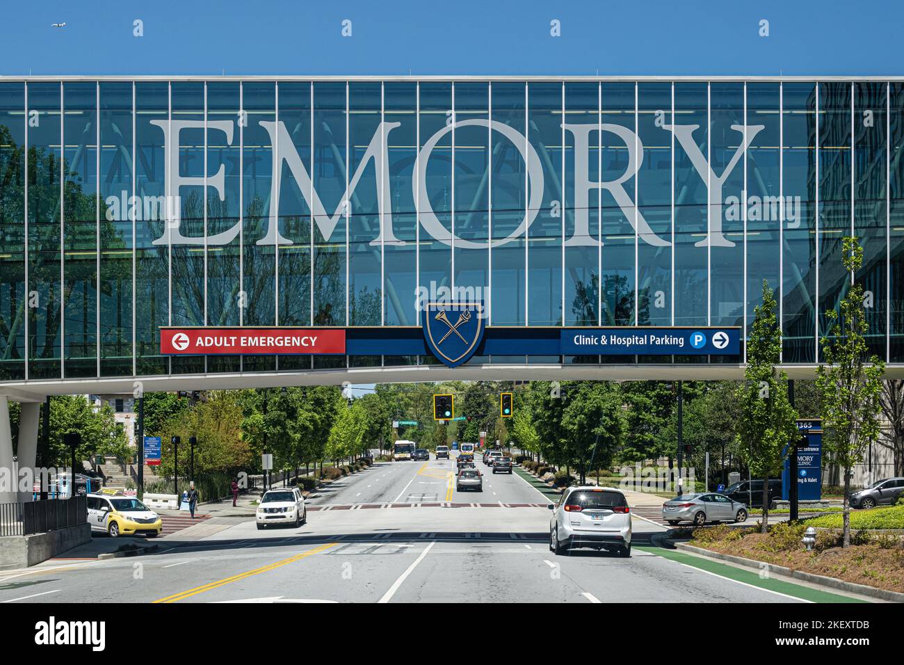 Ponte pedonale dell'Emory University Hospital attraverso Clifton Road ad Atlanta, Georgia. (STATI UNITI) Foto Stock