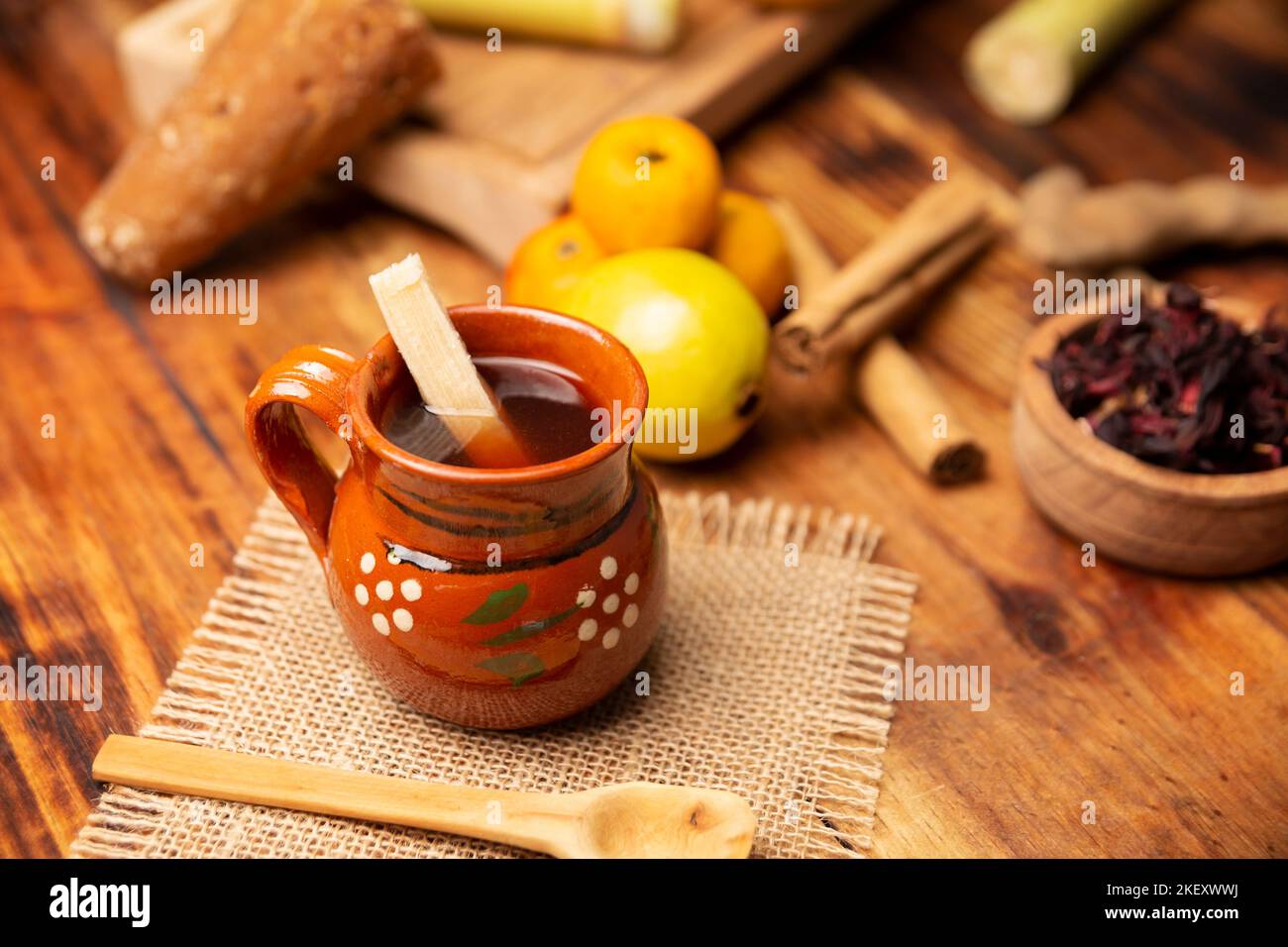 Ponche de Frutas. Il punch alla frutta di Natale è un'infusione che viene consumata in Messico, tradizionalmente durante le feste di posadas e di Natale. Servito in una mano Foto Stock