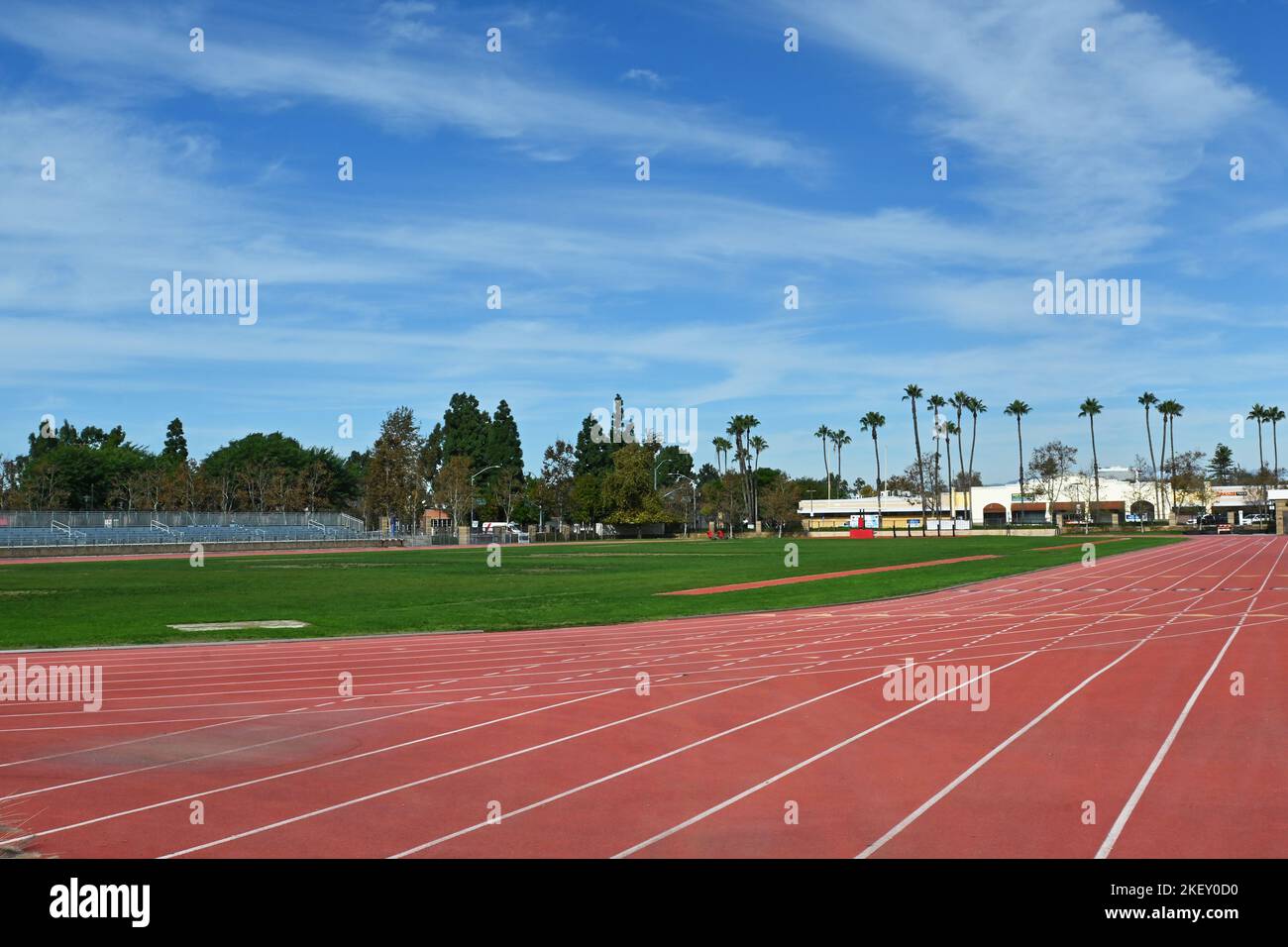 SANTA ANA, CALIFORNIA - 11 NOVEMBRE 2022: Pista e campo da calcio sul campus del Santa Ana College. Foto Stock