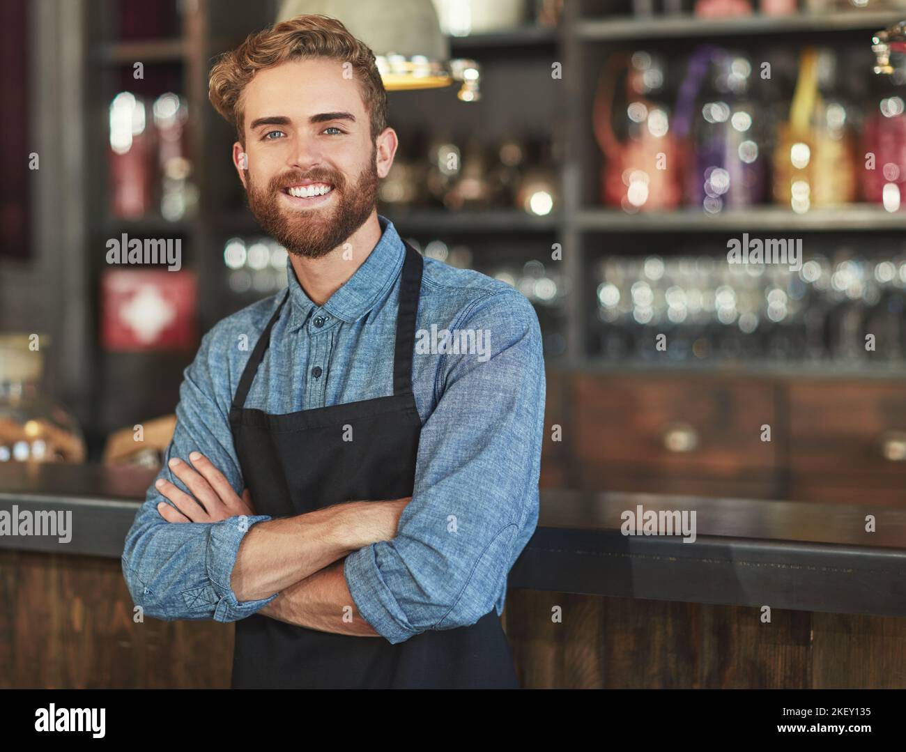Il caffè è il mio forte. Ritratto di un giovane barista che lavora in un bar. Foto Stock