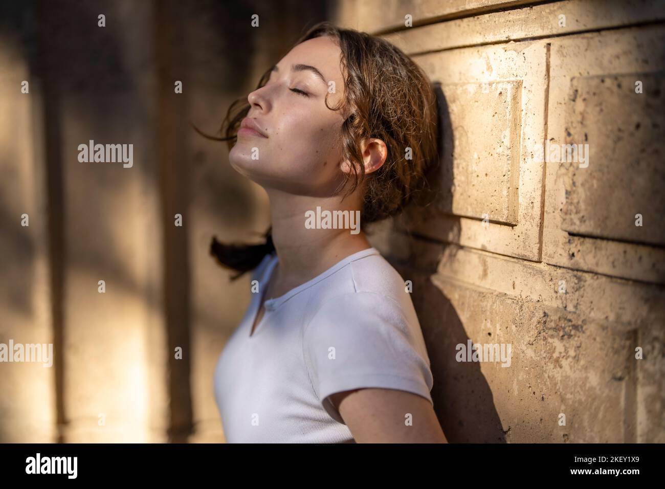 Moody Ritratto di bella ragazza adolescente in luce del sole Foto Stock