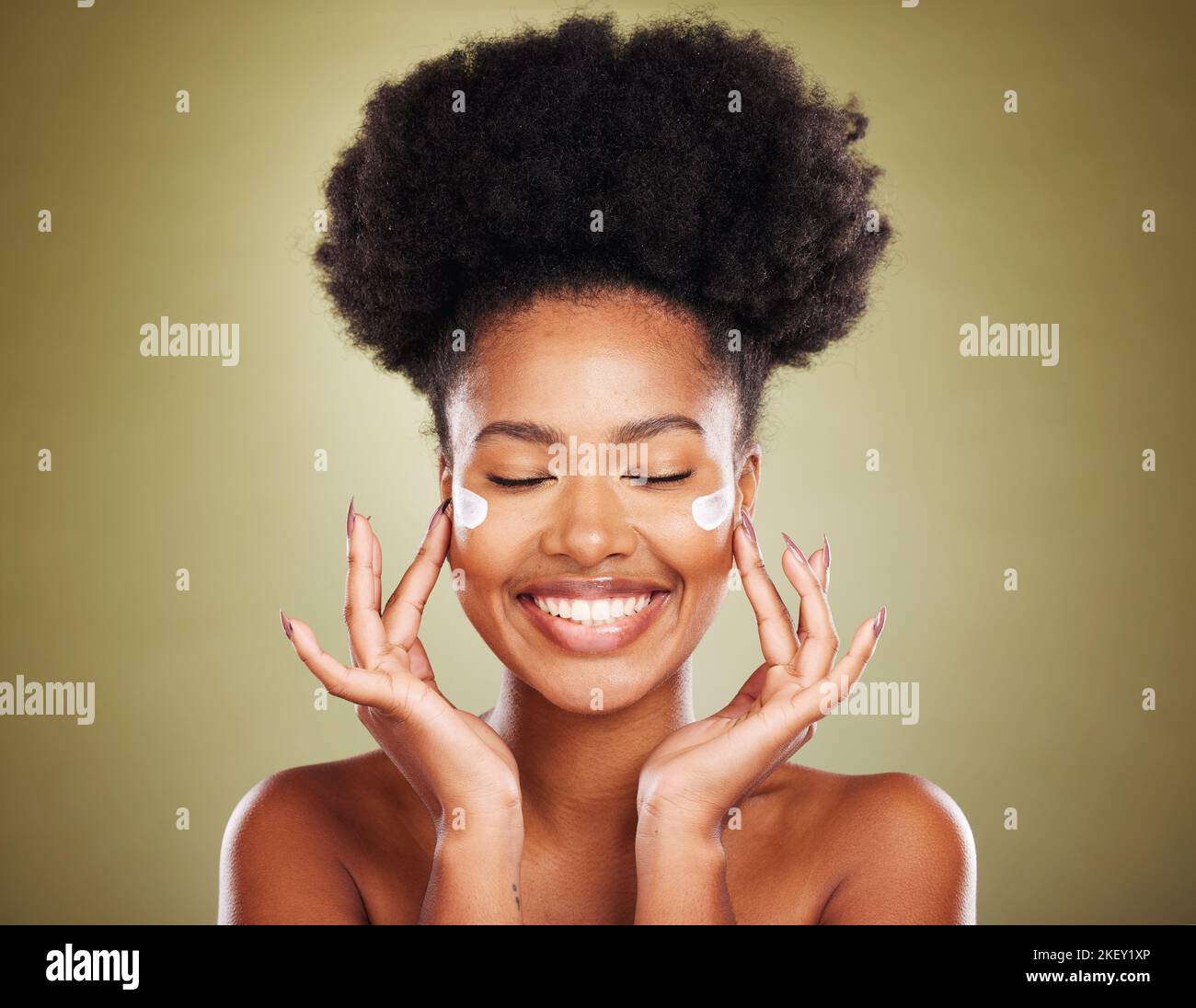 Crema, viso e pelle donna nera in studio per la bellezza, la pelle bagliore e lucentezza per gli obiettivi di benessere, risultati e benefici pubblicitari. Felice africano Foto Stock