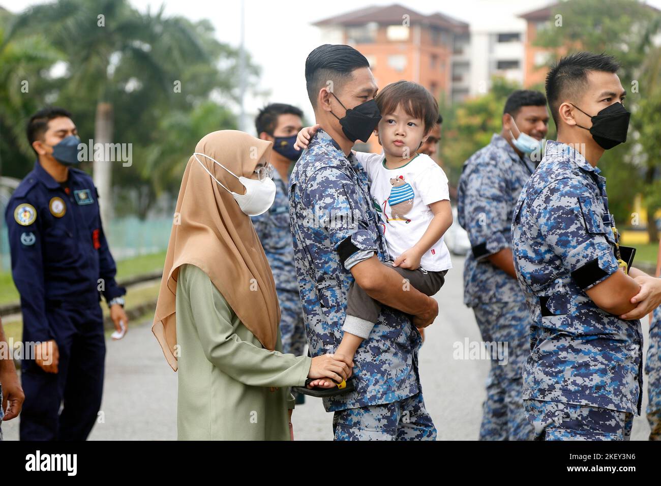 Shah Alam, Selangor, Malesia. 15th Nov 2022. Il primo processo di voto per le elezioni generali del 15th è iniziato ufficialmente alle 8am di oggi nella base militare militare reale di Subang e in tutta la nazione, con 224.828 elettori in anticipo il 15 novembre 2022. Sono stati aperti 578 centri di voto in anticipo, che coinvolgono 970 canali, a livello nazionale, Inclusi presso il quartier generale del contingente di polizia di stato, il quartier generale della polizia distrettuale e i campi dell'esercito. Sulla base della gazzetta del governo federale malese datata 31 ottobre 2022, che è stata caricata sul sito web della commissione elettorale, i centri di voto iniziali saranno cl Foto Stock