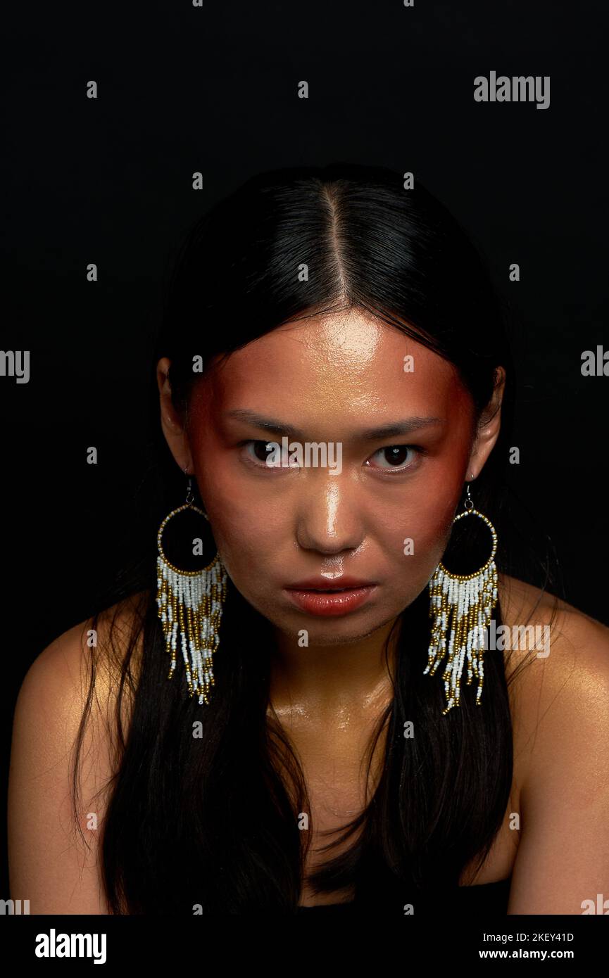 Ragazza asiatica, fissando. Motivi sciamanici, etnia. Foto Stock
