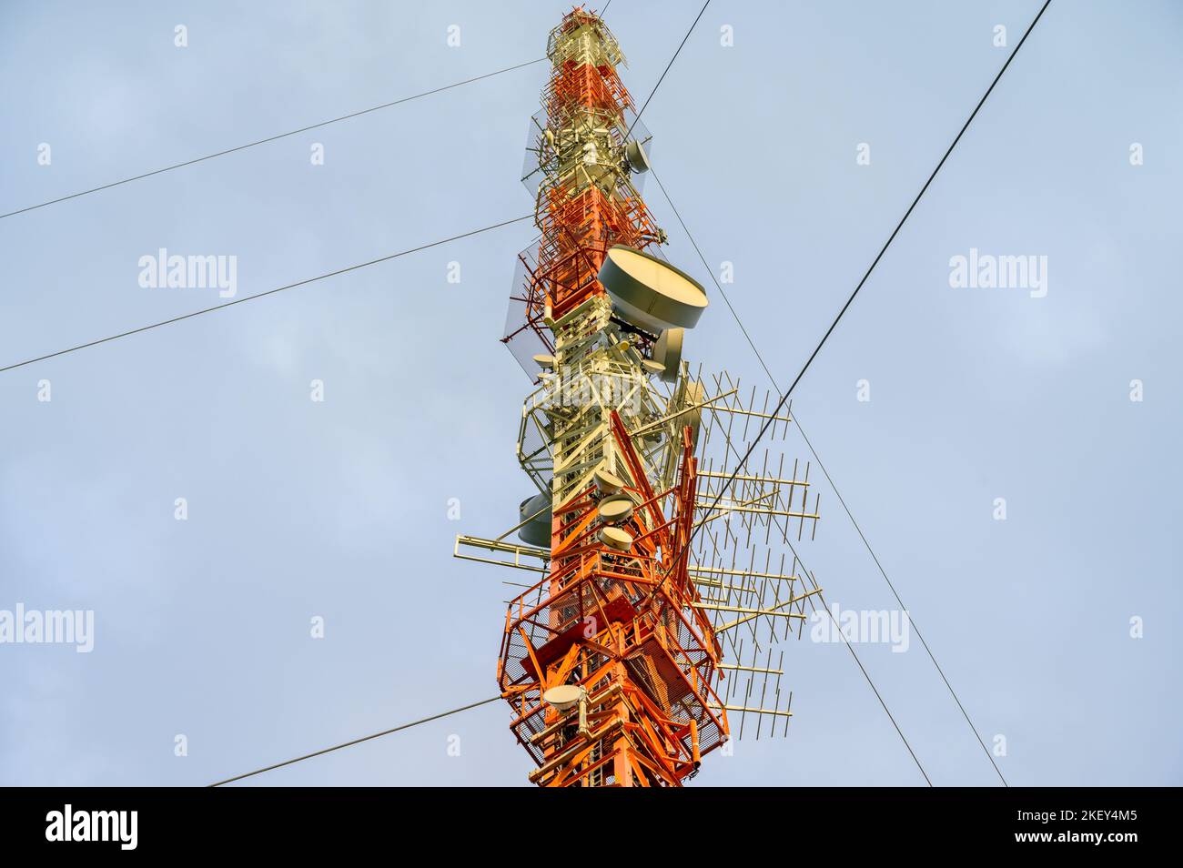 Primo piano del Broadcast e della torre cellulare mobile 5G con molte antenne diverse Foto Stock