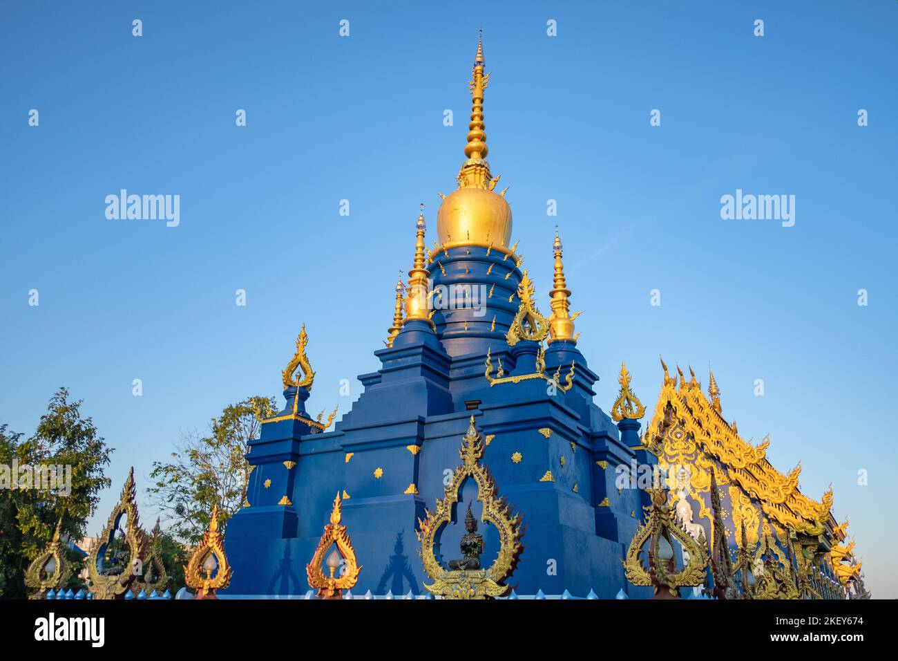 Wat Rong Suea Ten o Chiang Rai Blue Temple, situato nel quartiere Rim Kok di Chiang Rai, Thailandia. Foto Stock