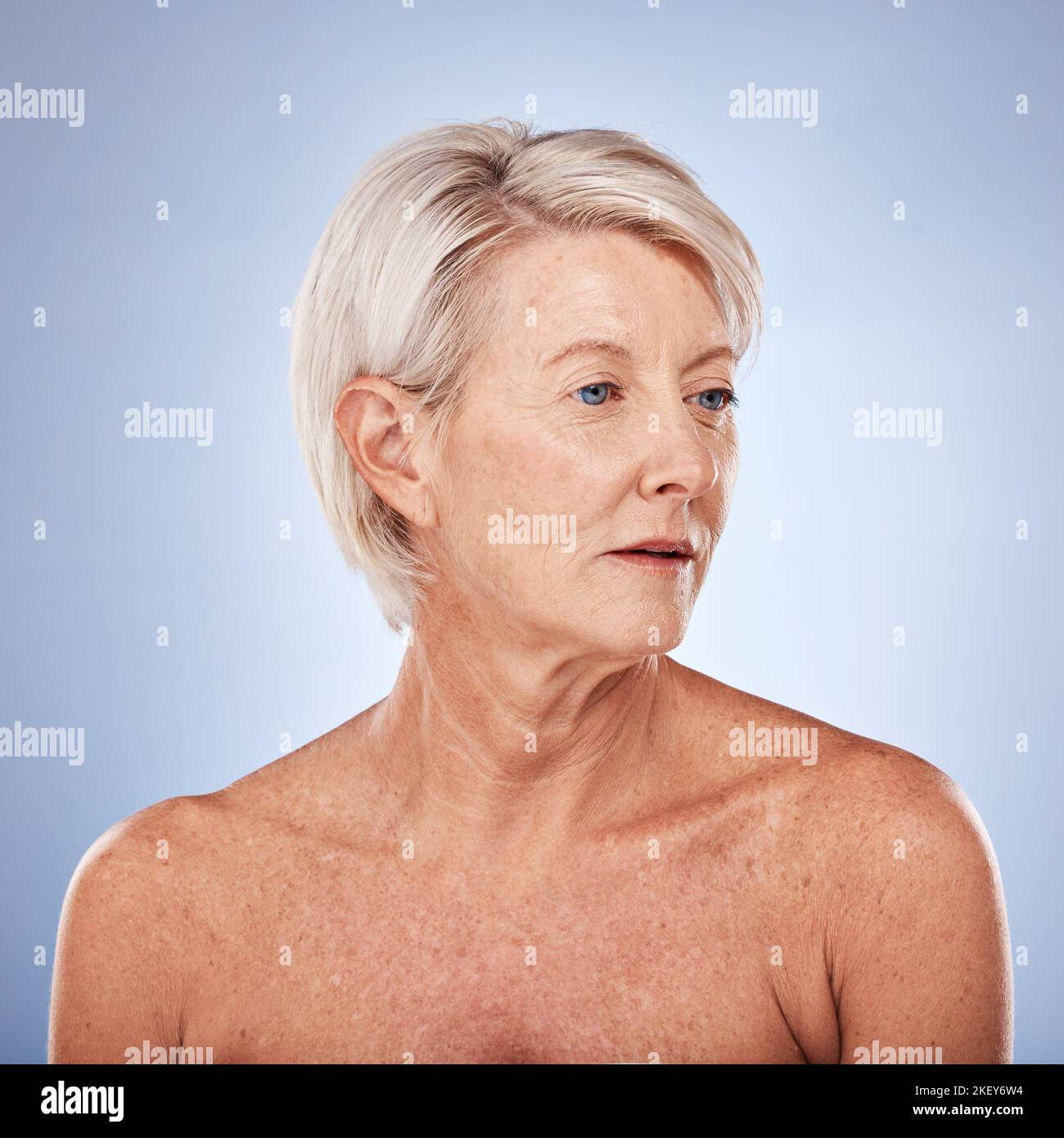 Skincare, viso e cura della pelle estetica con trucco naturale e trattamento viso per pelle incandescente, cosmetici naturali e salute su sfondo studio Foto Stock