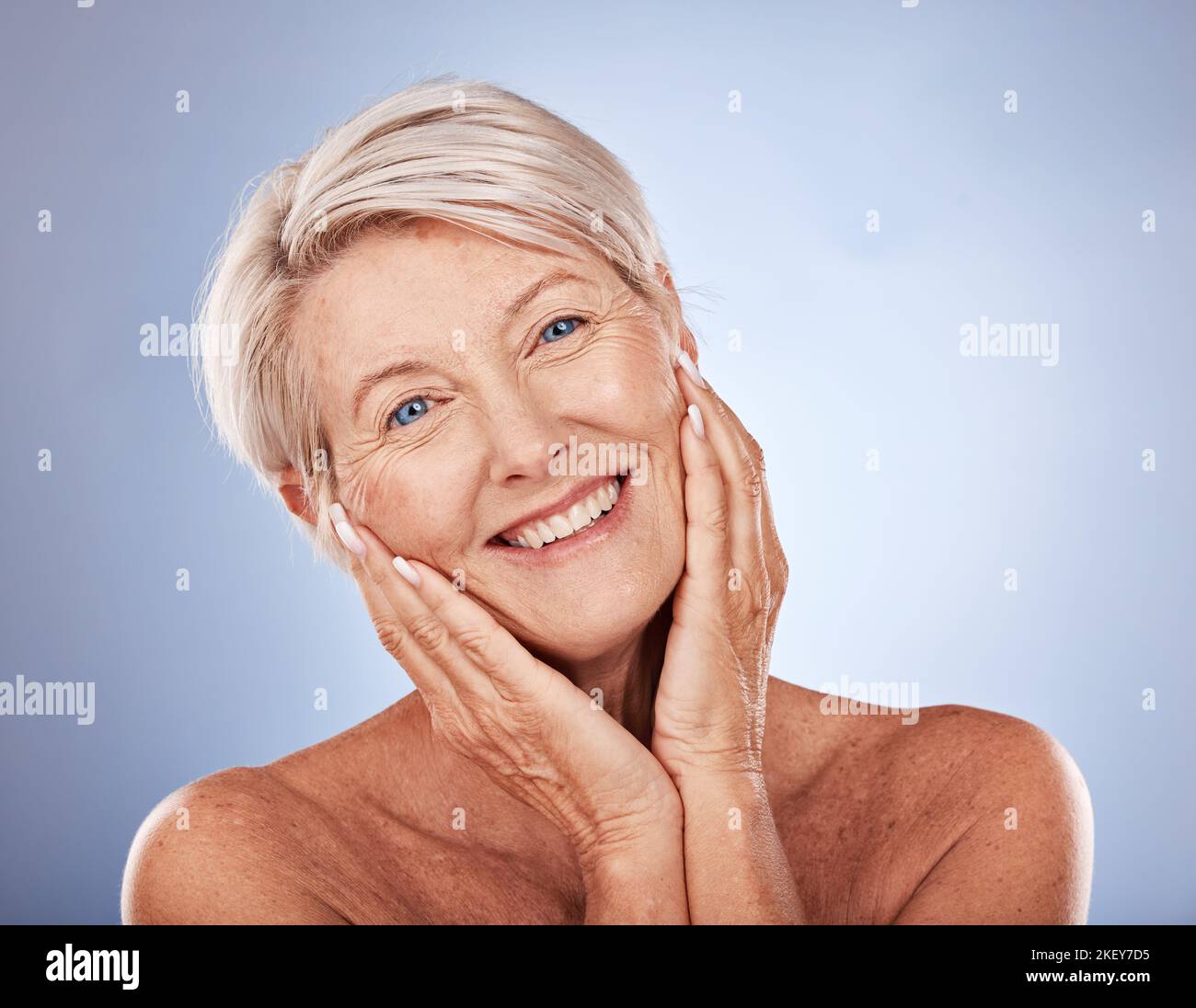 Cura della pelle, donna anziana e ritratto in studio per luce sana, trucco naturale o viso antinvecchiamento su mockup marketing o spazio pubblicitario. Felice Foto Stock