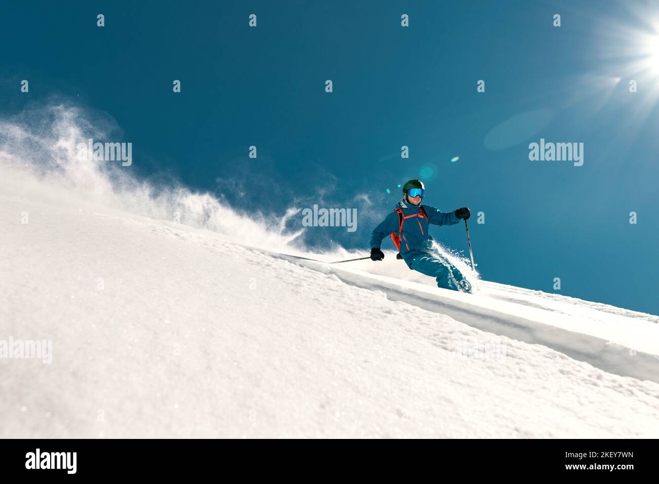 Molto veloce sciatore cavalca sulle piste da sci. Concetto di freeride Foto Stock