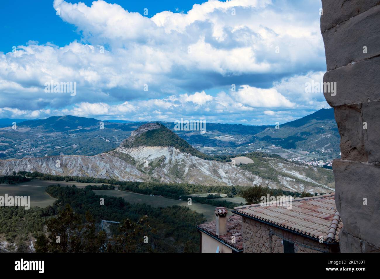 Le colline e il paesaggio da San Leo, San Leo, Rimini, Emilia Romagna, Italia, Europa Foto Stock