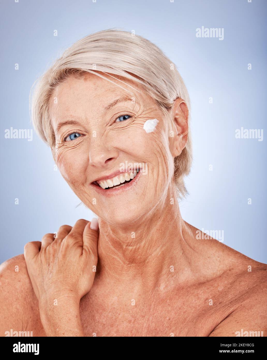 Crema, cura della pelle e ritratto di donna anziana in studio per la promozione cosmetica, bellezza e benessere viso, marketing e spazio pubblicitario. Anziani Foto Stock