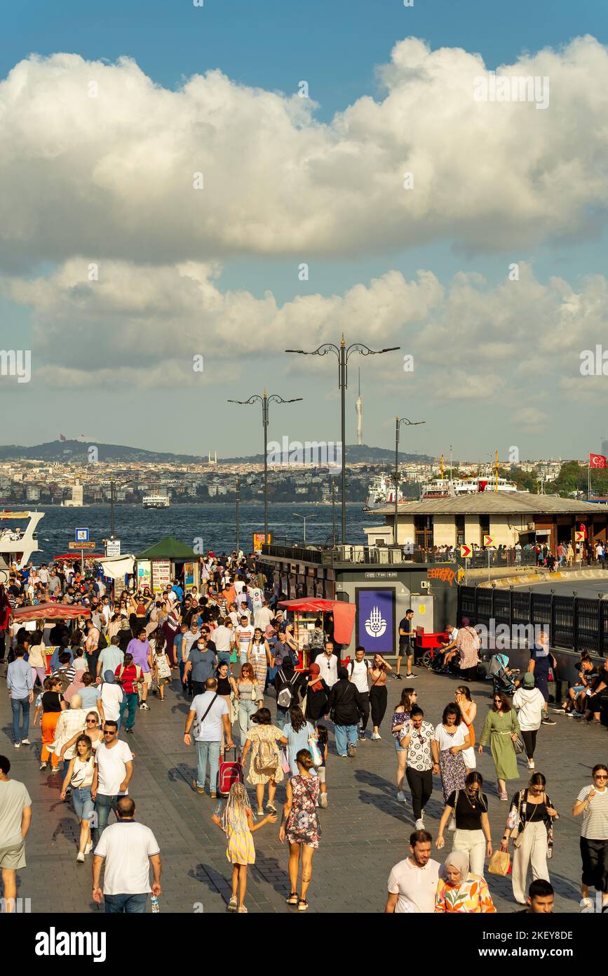 Istanbul, Turchia - 30 agosto 2022: Folle di cittadini locali e turisti a Piazza Eminonu durante la festa della Vittoria con sfondo della vista sulla città di Istanbul Foto Stock