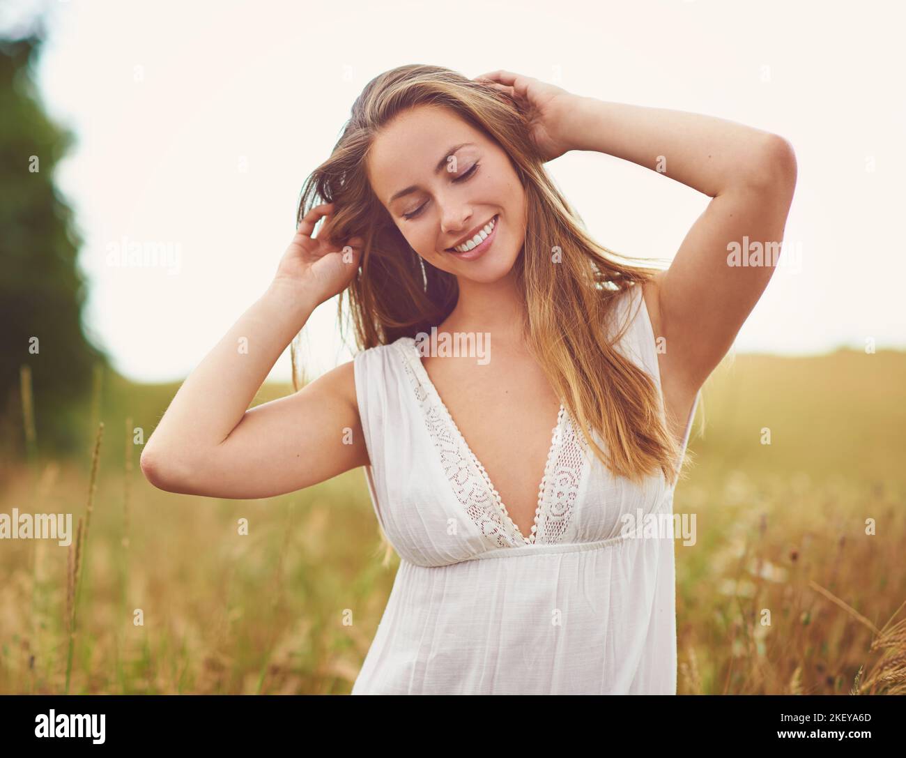 Trascorrere del tempo in natura è energia guaritrice, una giovane donna che trascorre del tempo in campagna. Foto Stock
