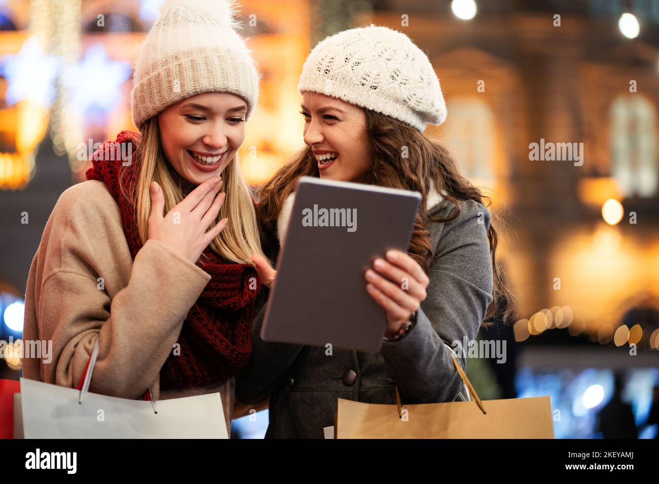 Buone donne amici che guardano al tablet PC digitale. Persone che acquistano tecnologia online concetto di turismo Foto Stock