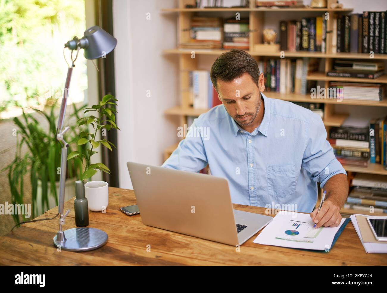 Quasi tutto si basa sulla documentazione, un giovane che lavora da casa. Foto Stock