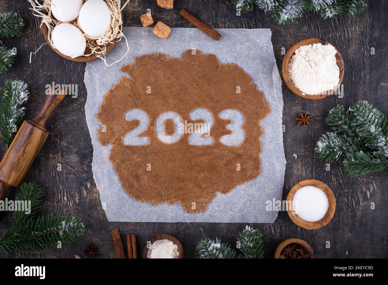 Pasta di pan di zenzero per biscotti a forma di 2023 Foto Stock