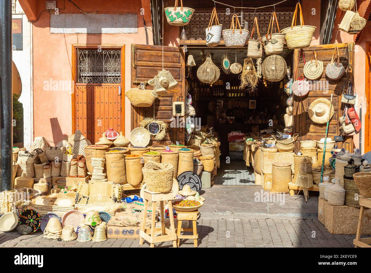 MARRAKECH, MAROCCO - 31st OTT 22: Una bancarella nella Medina di Marrakech che vende cestini in vimini, borse, ciotole e altri oggetti. Foto Stock
