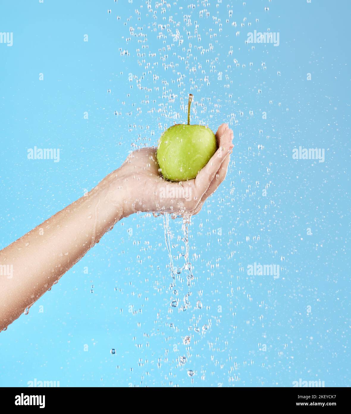 Apple, mani e salute nutrizione con acqua di pulizia frutta con benessere, dieta o frutta modello per la pubblicità. Disintossicazione, stile di vita naturale e sano Foto Stock
