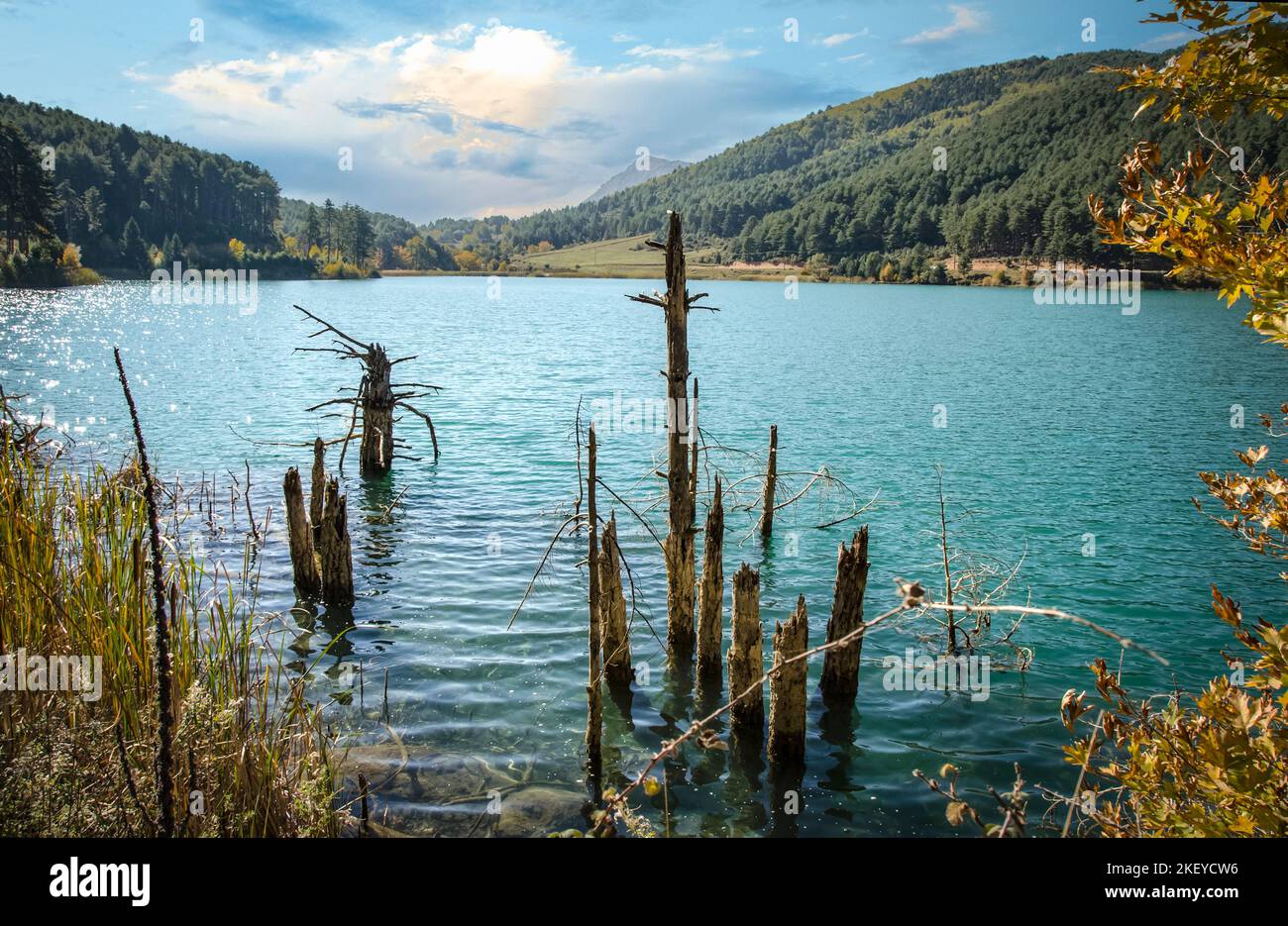 Il lago Doxa è un lago artificiale a 900 metri di altitudine, situato nell'antica Feneo di Korinthia. Grecia Foto Stock