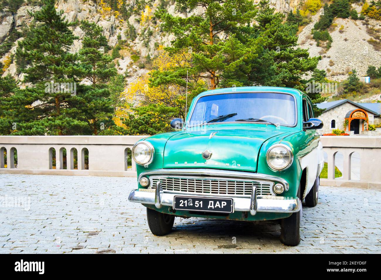 Kazbegi, Georgia - 30th ottobre 2022: Green Moskvitch (russo: Москвич) stand in Georgia. Marca automobilistica sovietica/russa prodotta da AZLK dal 1946 Foto Stock