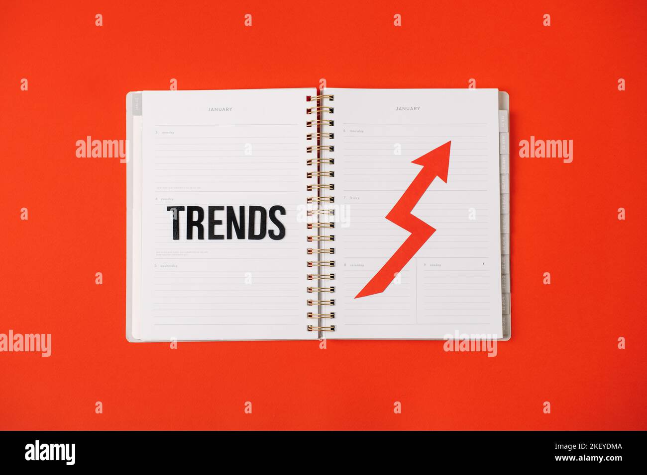 Tendenze dell'e-commerce. Marketing, supply chain, strategia commerciale e tecnologia. Tendenze e approfondimenti nel settore dell'e-commerce. Trend delle parole e freccia rossa in Foto Stock