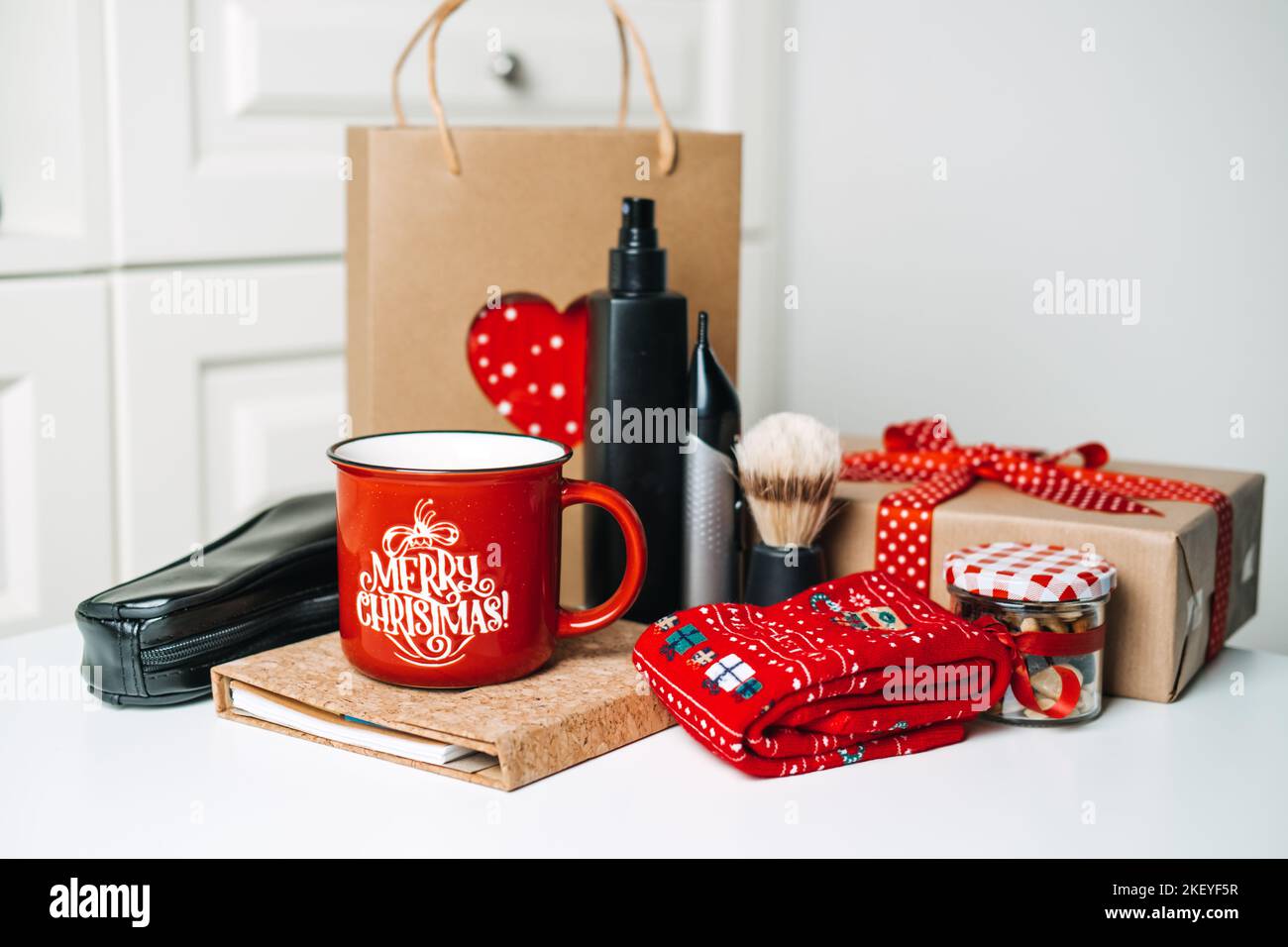 Natale scatola regalo idee per gli uomini, lui, papà, ragazzo. Rosso e nero maschio zero rifiuti prodotti per la rasatura, tazza, calze, cosmetici, blocco note, dolci, biscotti Foto Stock