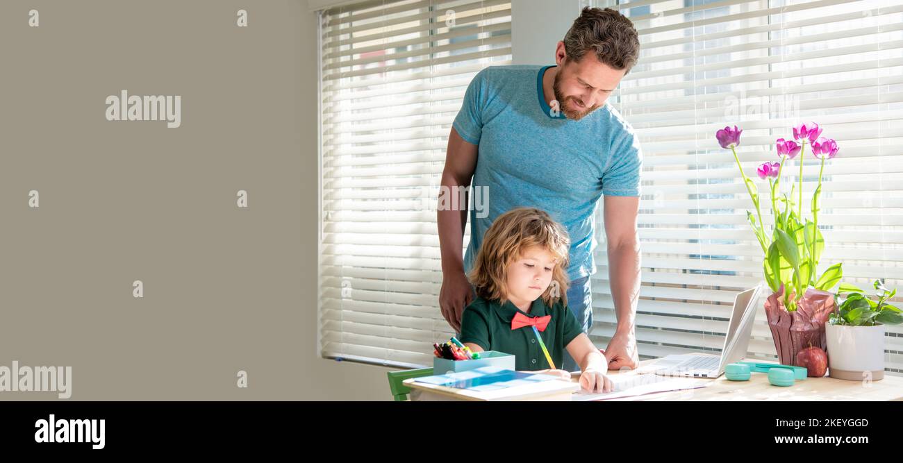 Banner della scuola di casa di padre e figlio con laptop a casa, ragazzo di studio con insegnante. Lezione privata di disegno. Concetto di educazione. Homeschooling e aiuto Foto Stock