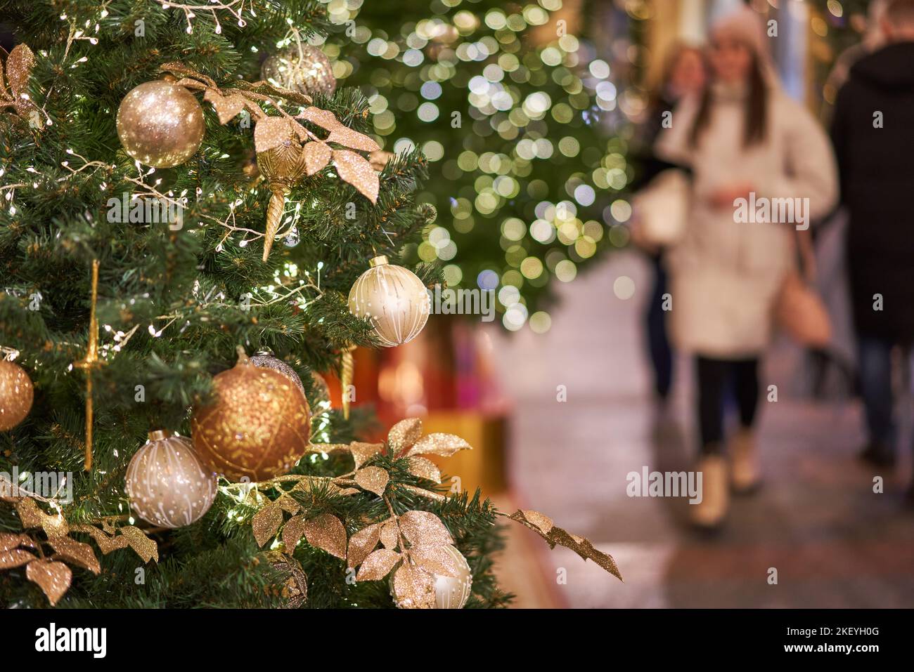 Foto di abete rosso decorato di Capodanno in negozio su sfondo sfocato Foto Stock