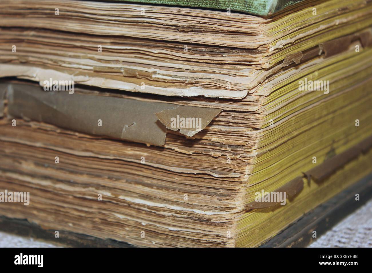 vecchio libro chiuso in pelle verde rilegata giacente sul suo lato con solo angolo superiore visibile Foto Stock