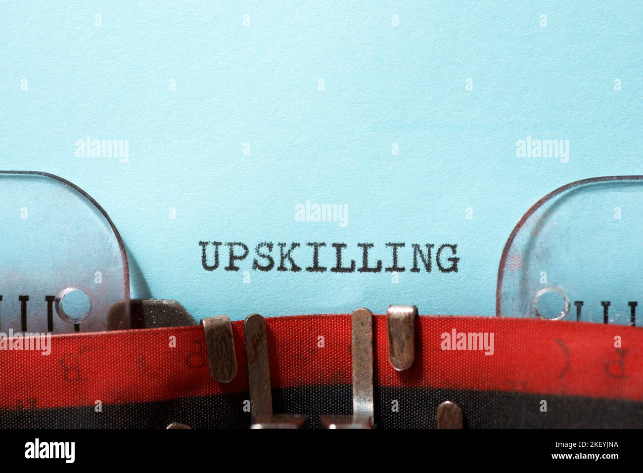 Parola upskilling scritta con una macchina da scrivere. Foto Stock
