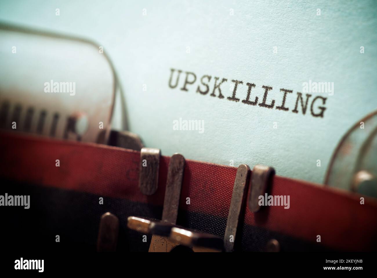 Parola upskilling scritta con una macchina da scrivere. Foto Stock