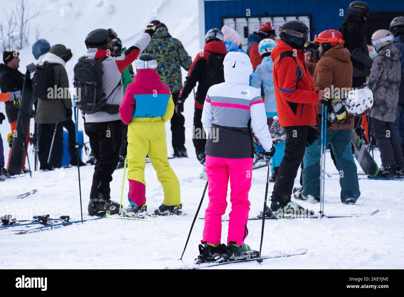 Sheregesh, Russia. 24.02.2022. Apertura della stagione sciistica nella località di Sheregesh. Foto di alta qualità. Foto di alta qualità Foto Stock