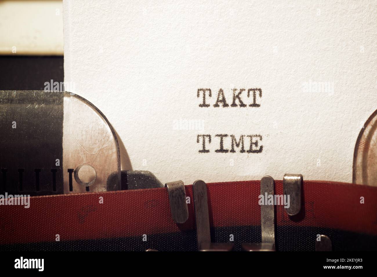 Testo Takt Time scritto con una macchina da scrivere. Foto Stock