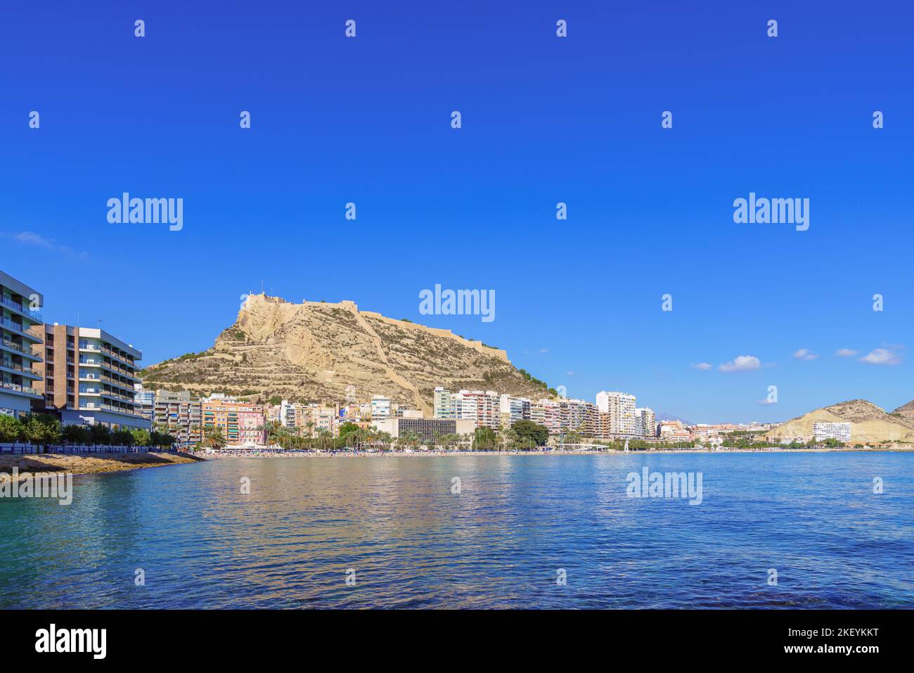 Vista panoramica della spiaggia di Alicante e del Castello sulla Costa Mediterranea Spagnola Foto Stock