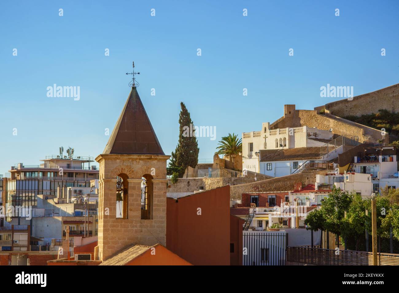Vista sul pittoresco quartiere di Santa Cruz nella città di Alicante, Spagna Foto Stock