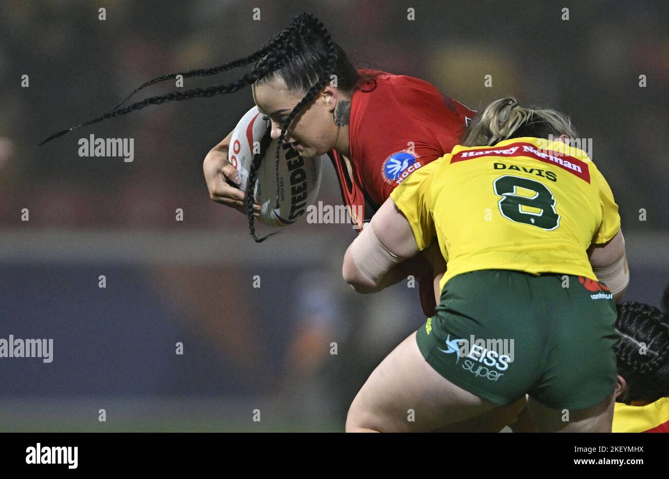 York, Regno Unito. 14th Nov 2022. Coppa del mondo della lega di rugby femminile. Australia V Papua Nuova Guinea. Stadio LNER Community. York. Jessikah Reeves (Papua Nuova Guinea) è affrontata durante la semifinale Australia V Papua Nuova Guinea nella partita di Coppa del mondo di rugby delle donne. Credit: Sport in Pictures/Alamy Live News Foto Stock