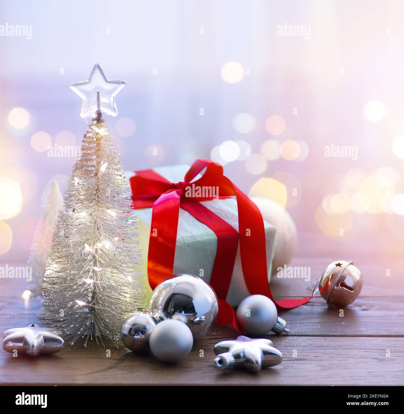 Albero di Natale e regali di Natale. Banner di Natale o biglietto d'auguri con spazio per la copia Foto Stock