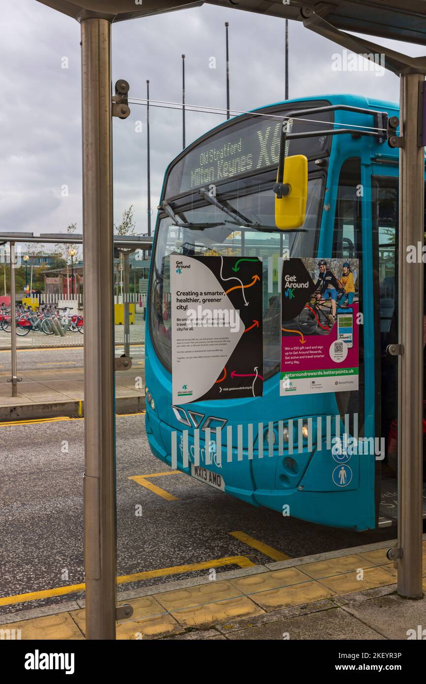 Gira l'autobus MK in attesa fuori dalla stazione ferroviaria centrale di Milton Keynes a Milton Keynes, Buckinghamshire, Regno Unito nel mese di settembre Foto Stock