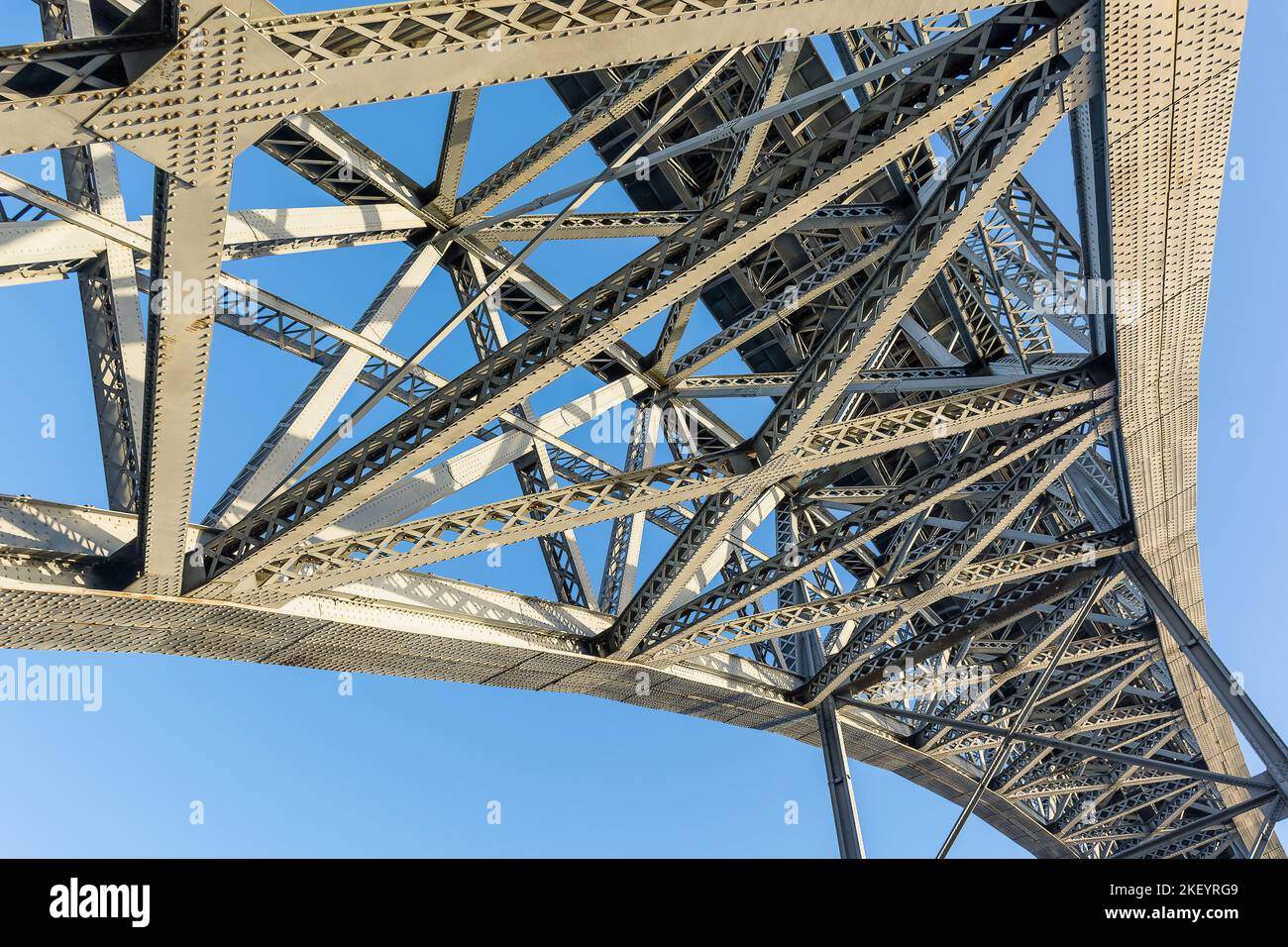 Composizione astratta con struttura metallica del ponte a Porto Portogallo contro il cielo limpido Foto Stock