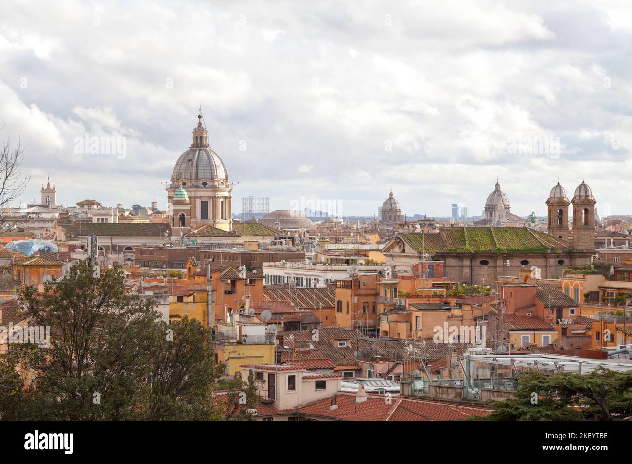 Veduta aerea della Chiesa di San Giacomo ad Augusta e della Chiesa dei Santi Ambrogio e Carlo Borromeo a Roma. Foto Stock
