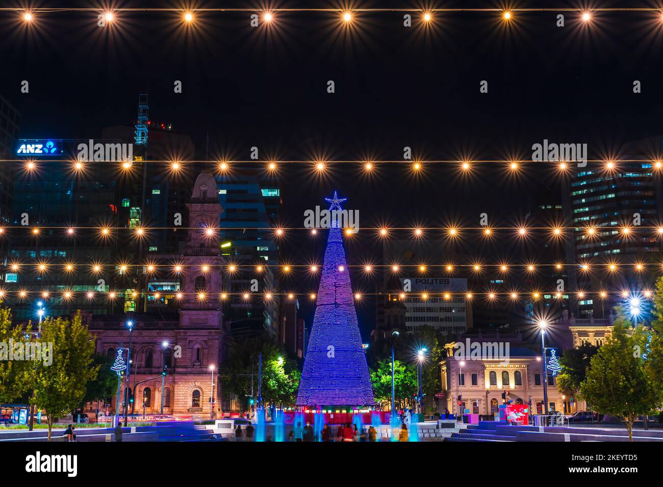 Adelaide, Australia - 2 gennaio 2022: Big Christmas Tree installato a Victoria Square nel CBD di Adelaide mentre illuminato di notte. Foto Stock