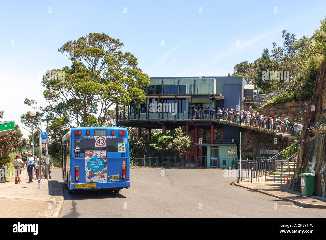 I visitatori fanno la fila per l'ingresso inferiore della funivia Sky Safari al Taronga Zoo di Sydney, Australia Foto Stock