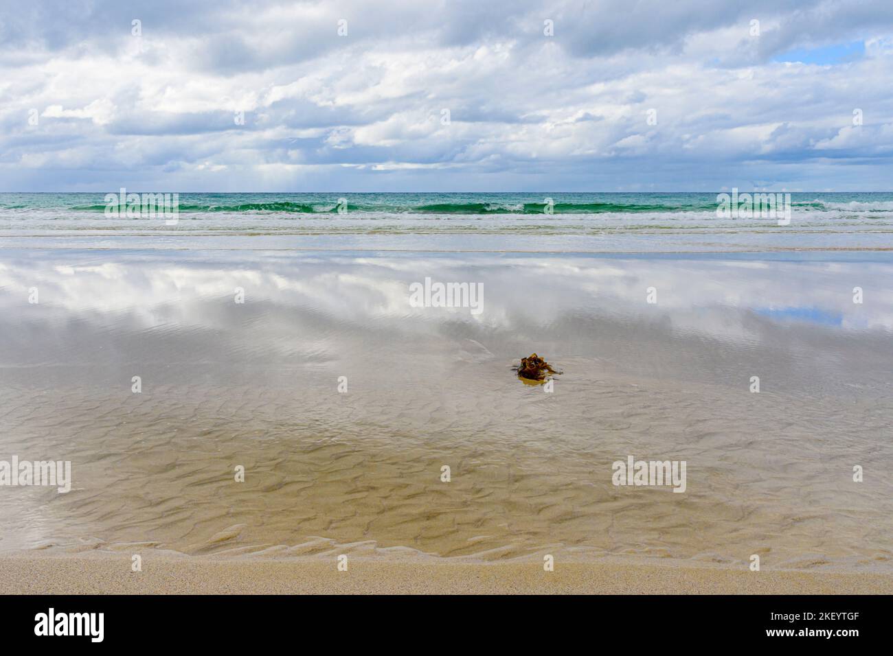 Una scena di spiaggia di nuvola riflessione nel mare a Eagle Bay spiaggia sulla penisola di Cape Naturaliste, Australia Occidentale Foto Stock