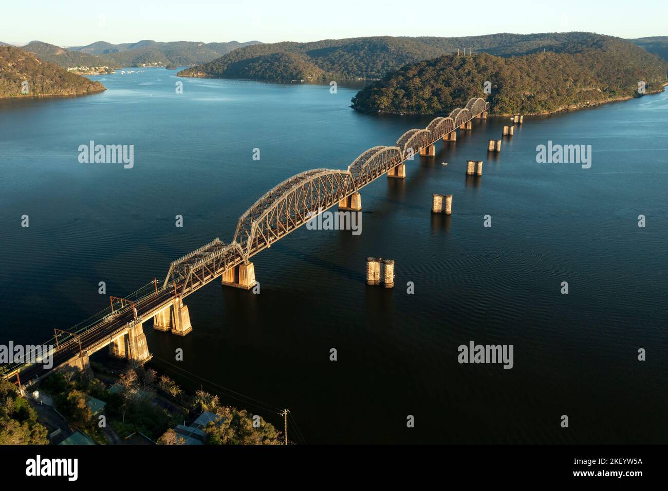 Vista aerea di prima mattina del ponte ferroviario del fiume Hawkesbury che attraversa l'estuario del fiume Hawkesbury vicino a Brooklyn, NSW, Australia. Foto Stock