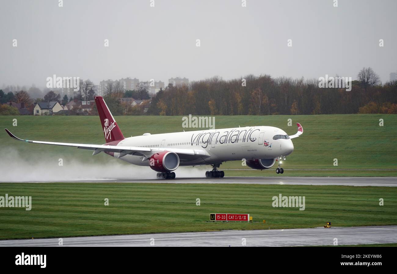 Decollo di un Virgin Atlantic A350 Airbus, con la squadra di calcio inglese, diretto alla Coppa del mondo FIFA 2022 in Qatar. Data immagine: Martedì 15 novembre 2022. Foto Stock