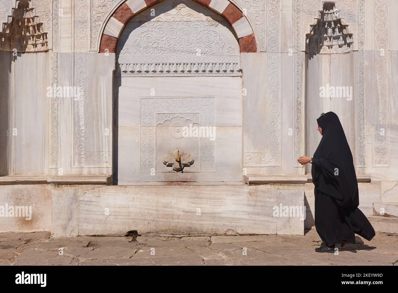 Esterno del palazzo Topkapi. Ahmet III fontana di marmo e donne. Istanbul Foto Stock