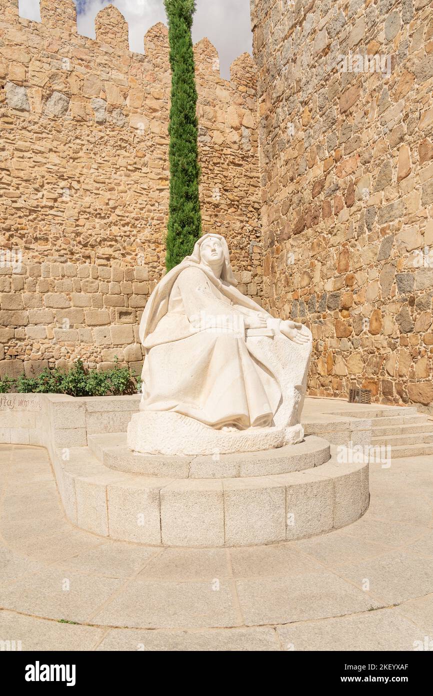 Un basso angolo verticale di Santa Teresa di Gesù (Santa Teresa di Gesù) monumento accanto alle mura di Avila Foto Stock