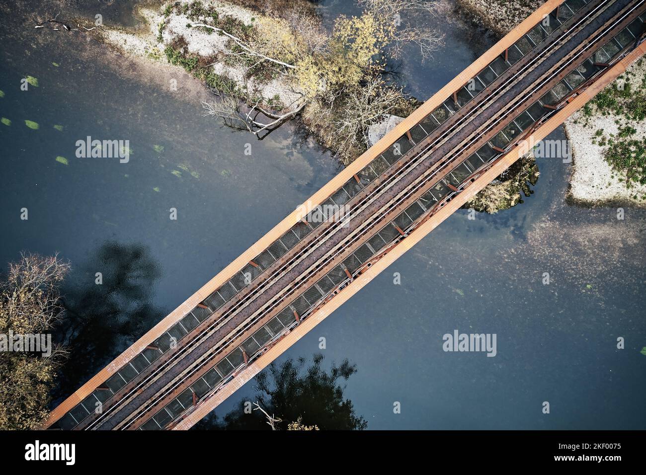 Vista aerea del ponte ferroviario sopra un fiume. Vista dall'alto della ferrovia dal drone. Foto Stock